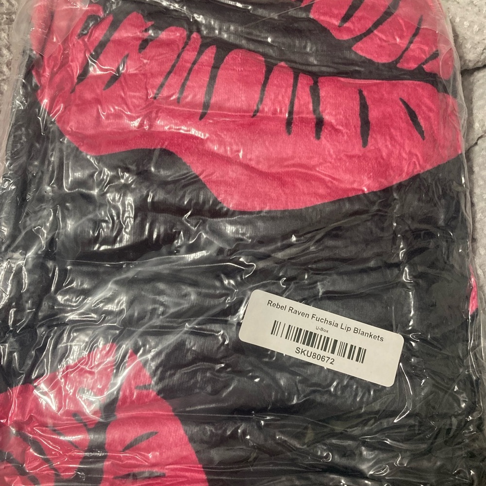 Black and fuchsia lipstick kiss blanket